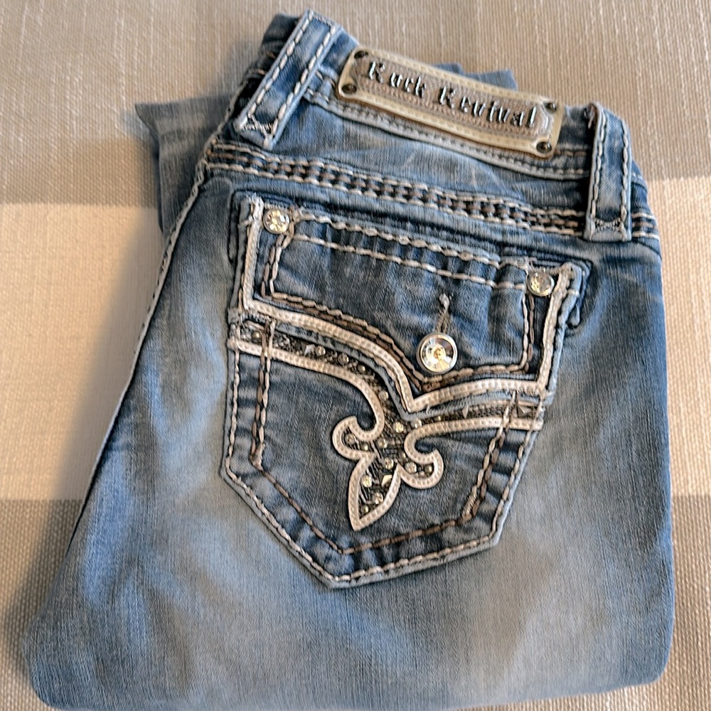 Rock Revival Betty Straight low rise Jeans Size 27